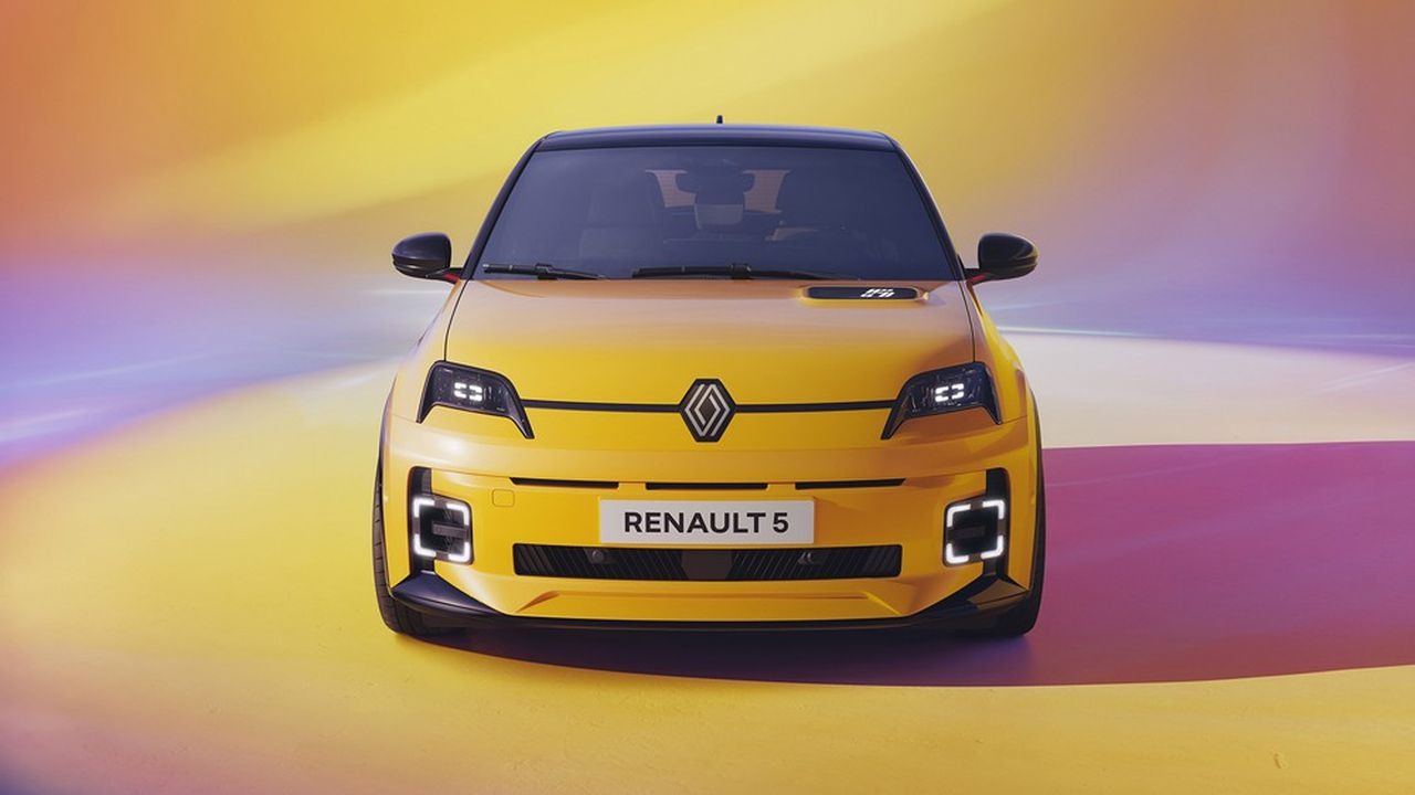 Une Renault 5 E-Tech jaune est garée en trois-quarts avant dans une rue urbaine française