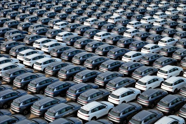 Des rangées de voitures électriques attendent l’exportation sur un port automobile chinois