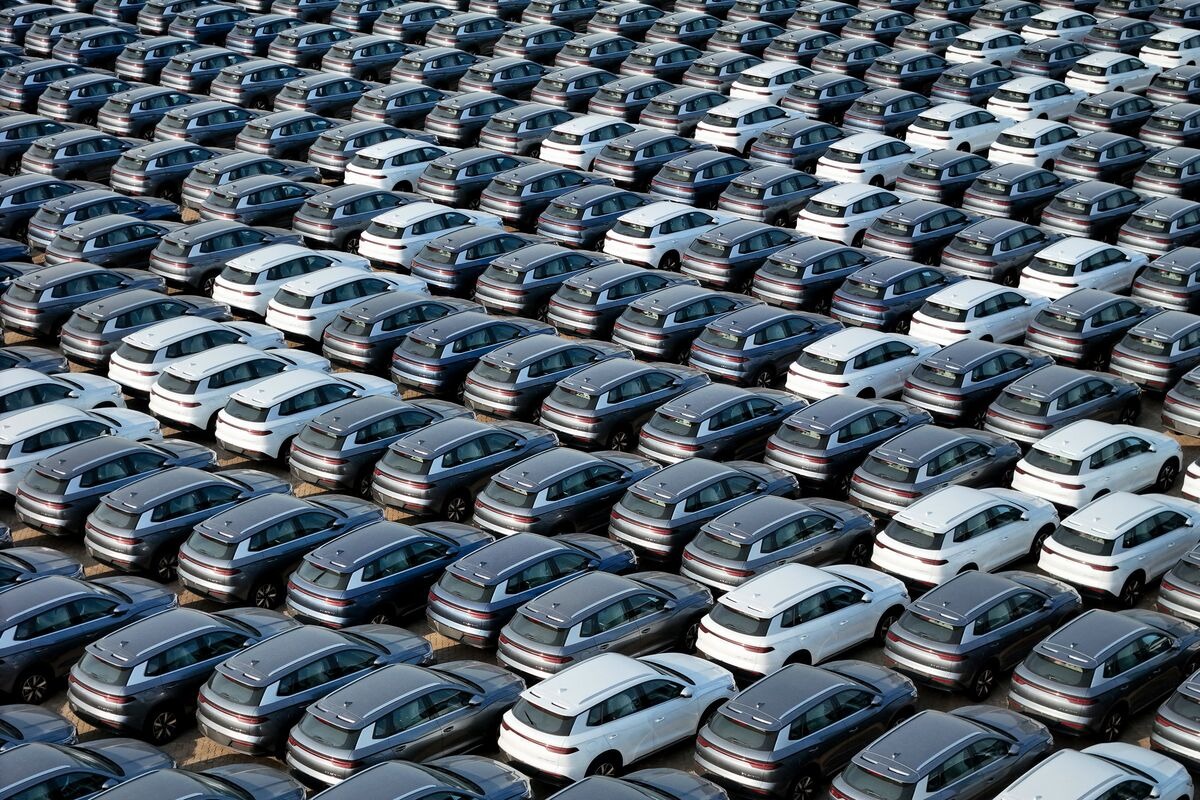 Des rangées de voitures électriques attendent l’exportation sur un port automobile chinois