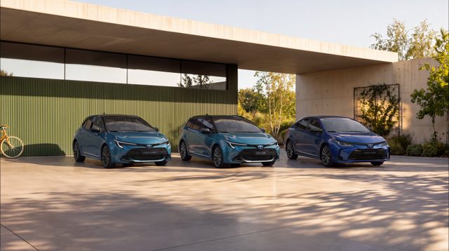 Toyota Corolla 60th Anniversary 2026 vue en trois-quarts avant, badges et jantes exclusifs de la série limitée