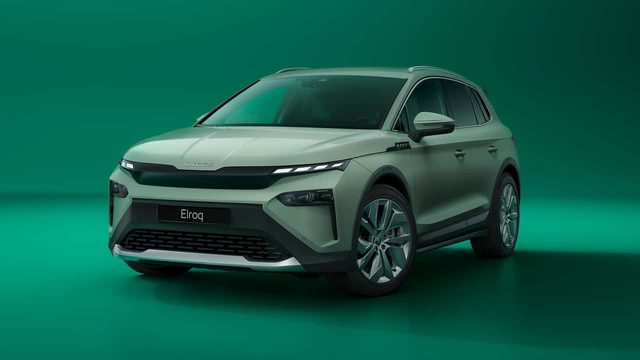 Le Škoda Elroq 2026 roule en vue trois quarts avant sur une route périurbaine française