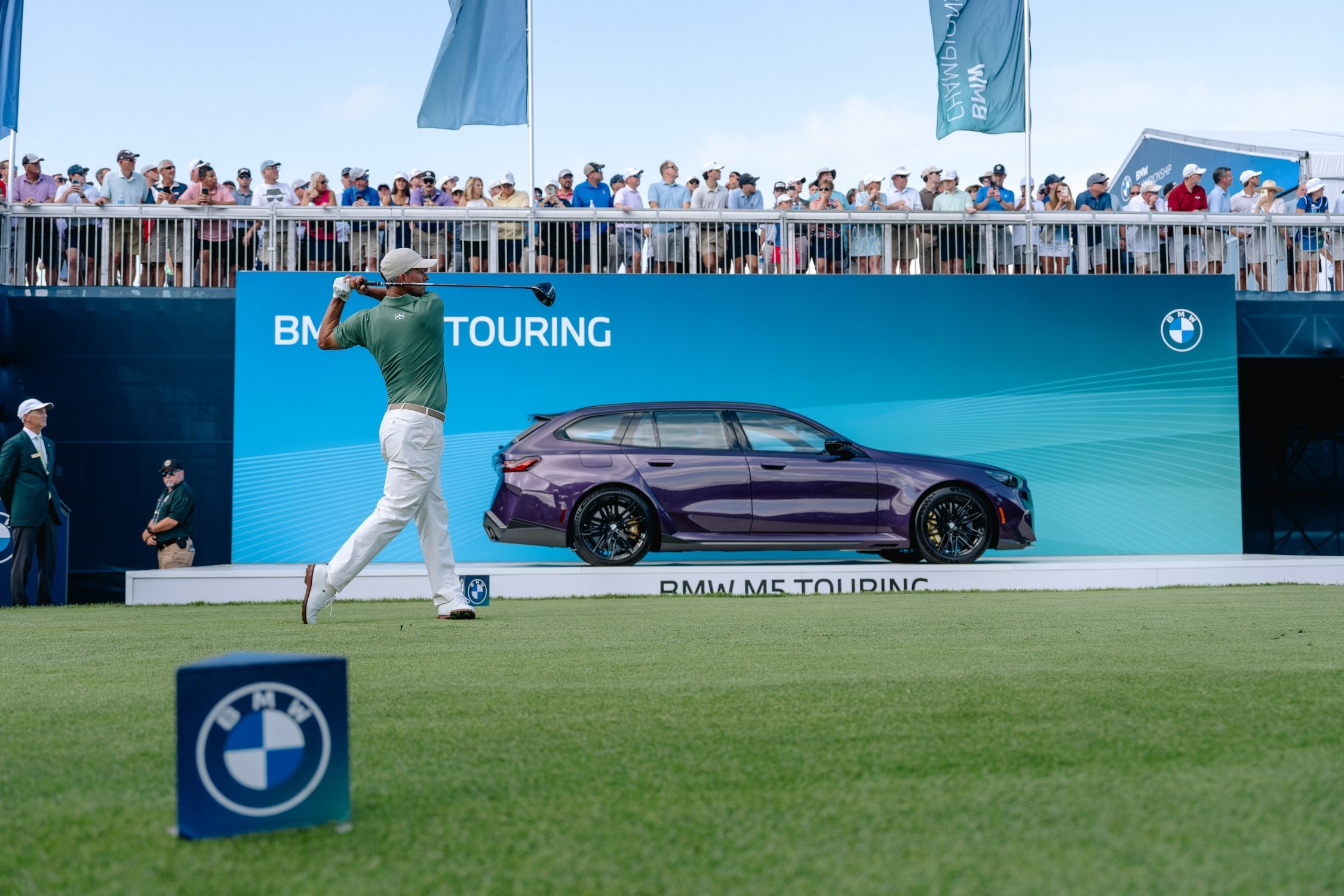 Wyndham Clark souriant soulève le trophée du BMW Championship sur le 18e green de Bellerive sous les yeux des spectateurs