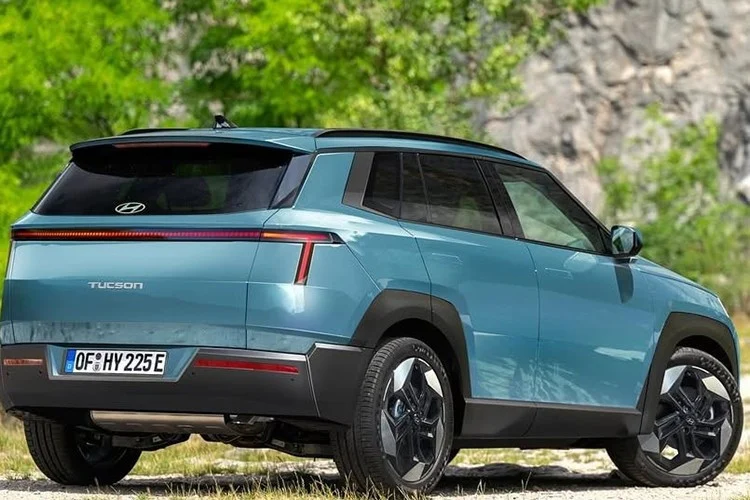 Le Hyundai Tucson 2021 apparaît de trois quarts avant dans l’ombre, feux de calandre allumés