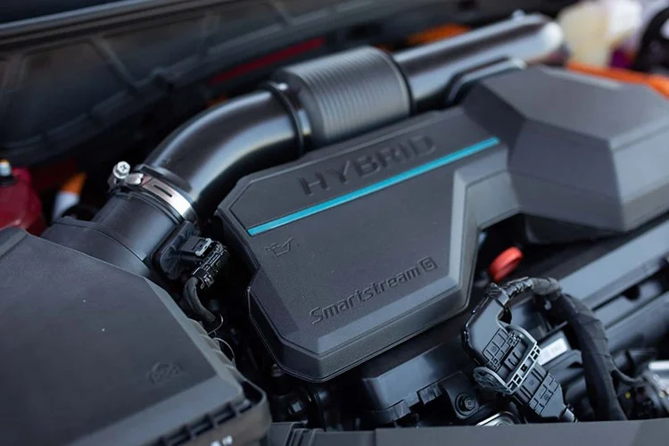 Le Hyundai Tucson 2021 apparaît en vue trois-quarts avant sombre avec sa calandre lumineuse distinctive