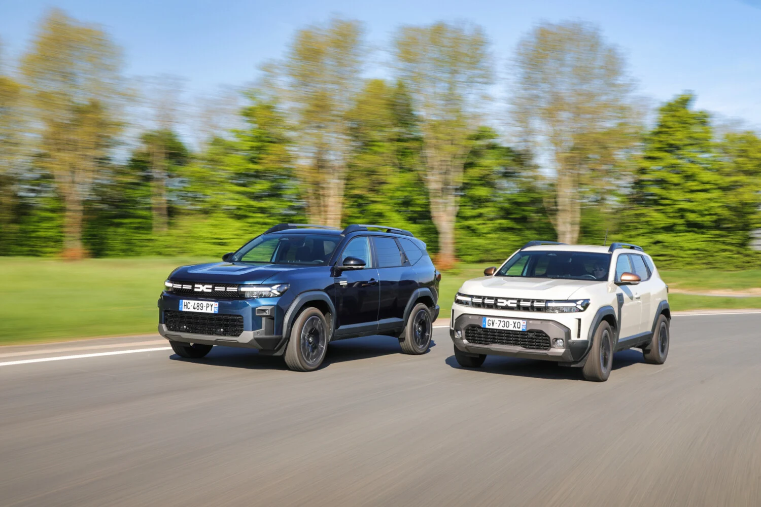 Un Dacia Duster gris en vue trois-quarts avant est exposé en concession avec une offre de financement
