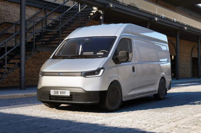 Un Ford Transit blanc est vu de trois quarts avant dans un environnement industriel moderne