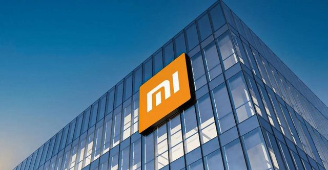 Xiaomi SU7 Max de trois-quarts avant sur une route européenne sous une lumière de fin de journée