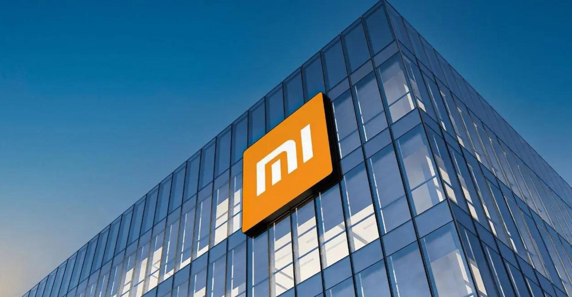 Xiaomi SU7 Max de trois-quarts avant sur une route européenne sous une lumière de fin de journée
